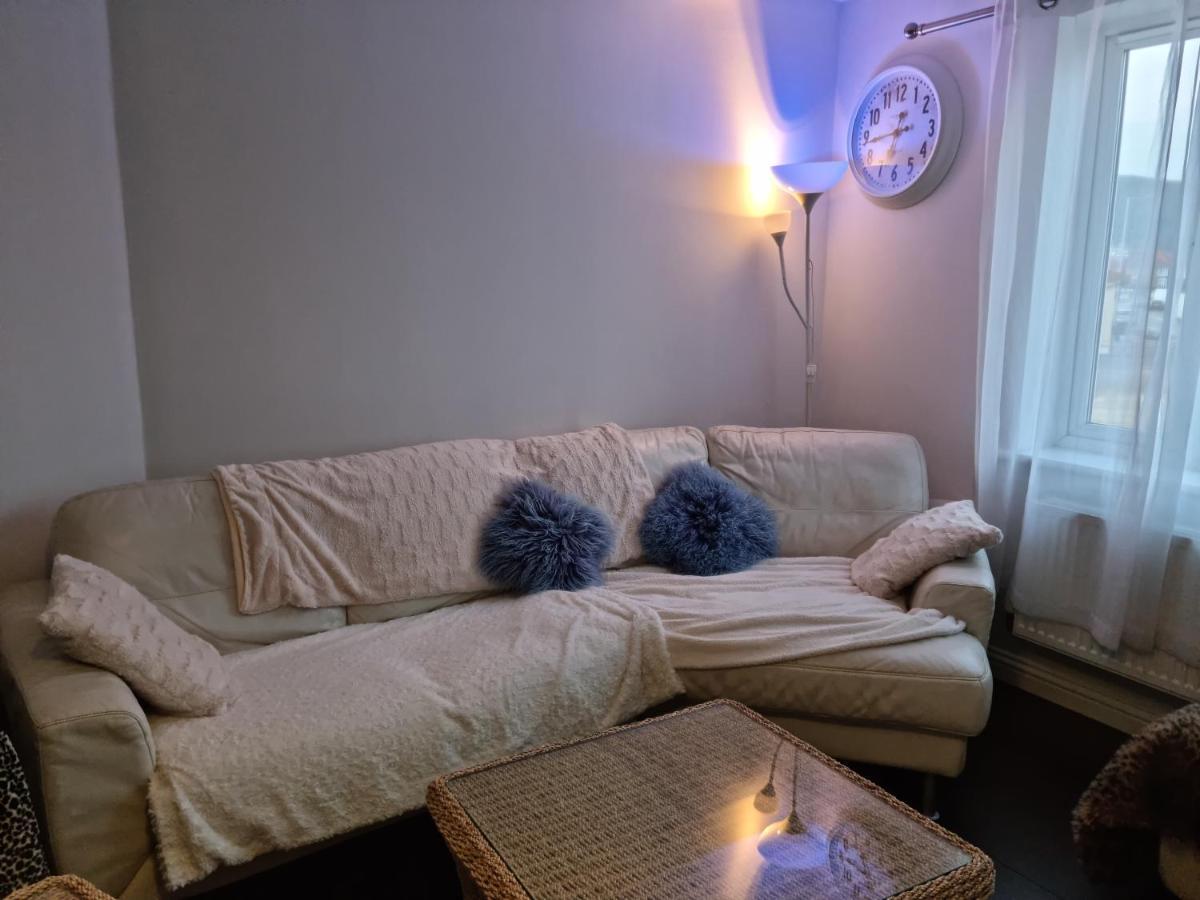 Sea Escape The Tardiis Beachfront Location Aberavon Beach Sea Views Driveway Parking Порт Толбът Екстериор снимка