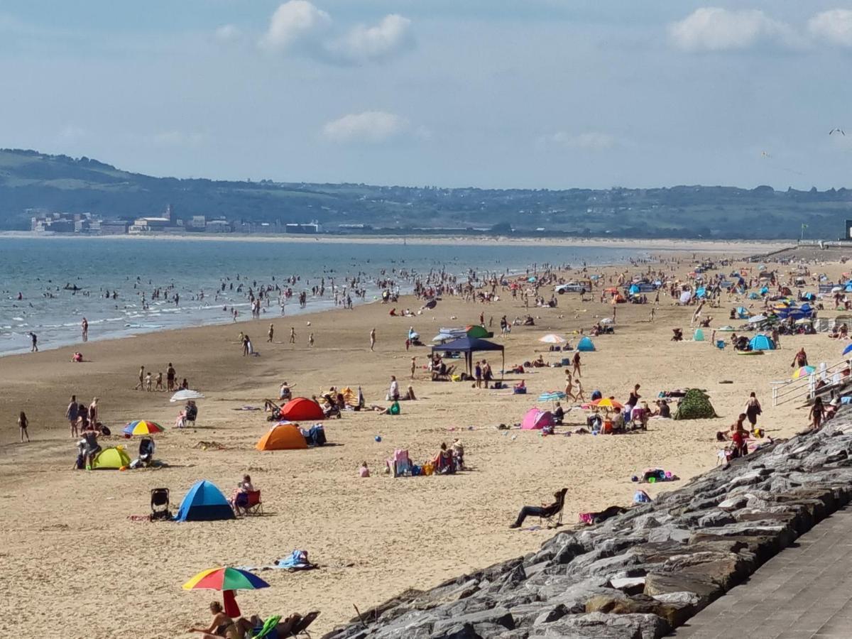 Sea Escape The Tardiis Beachfront Location Aberavon Beach Sea Views Driveway Parking Порт Толбът Екстериор снимка