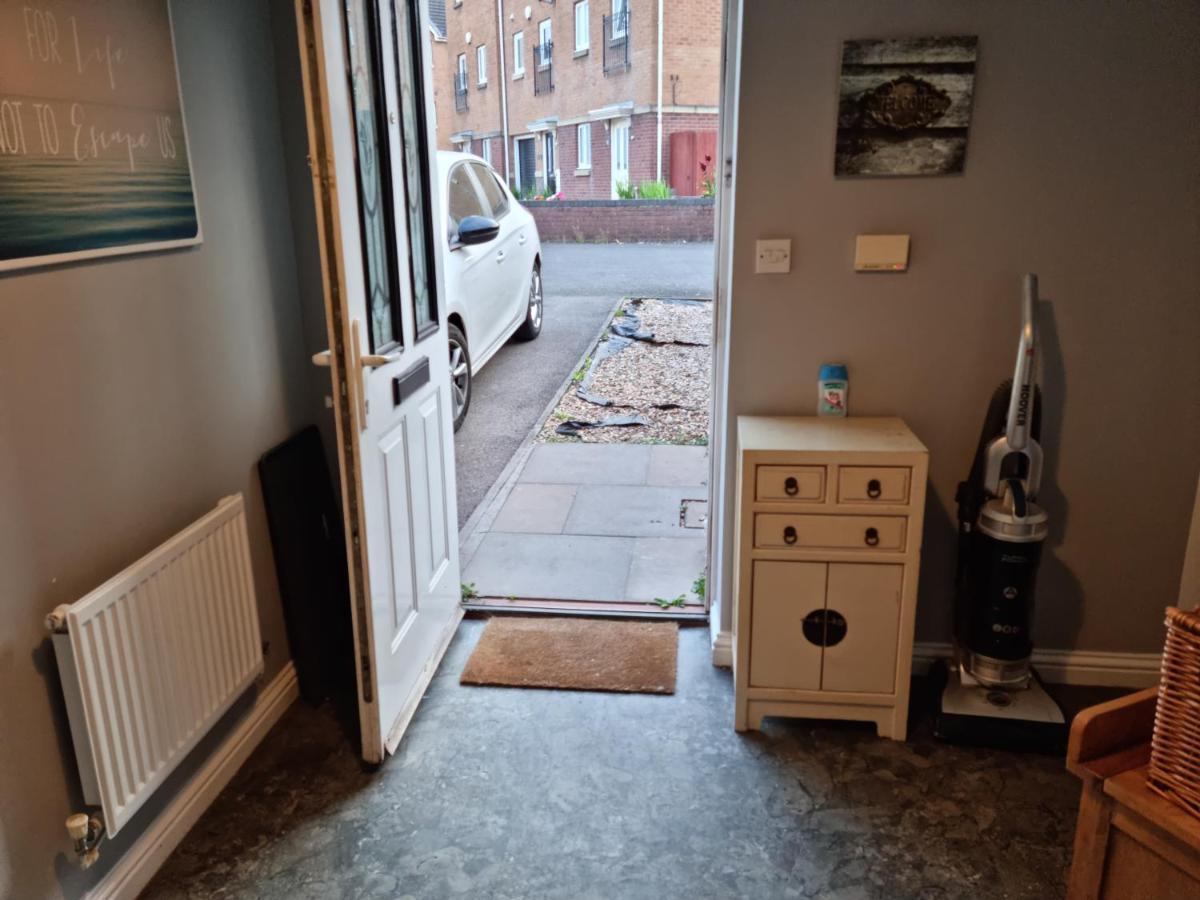 Sea Escape The Tardiis Beachfront Location Aberavon Beach Sea Views Driveway Parking Порт Толбът Екстериор снимка