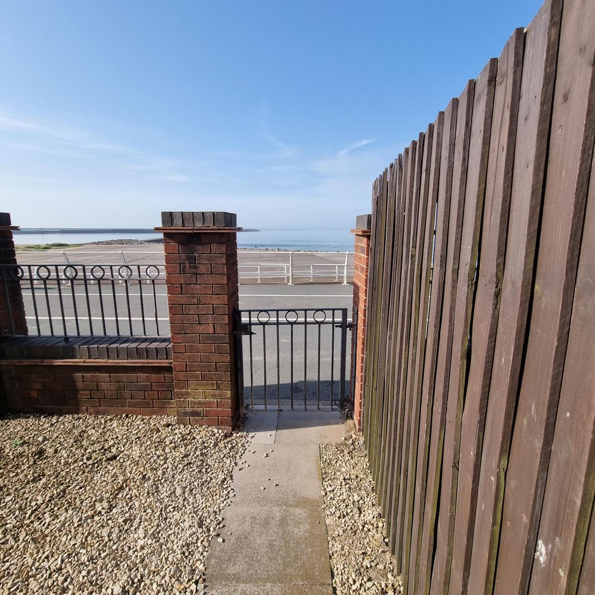 Sea Escape The Tardiis Beachfront Location Aberavon Beach Sea Views Driveway Parking Порт Толбът Екстериор снимка