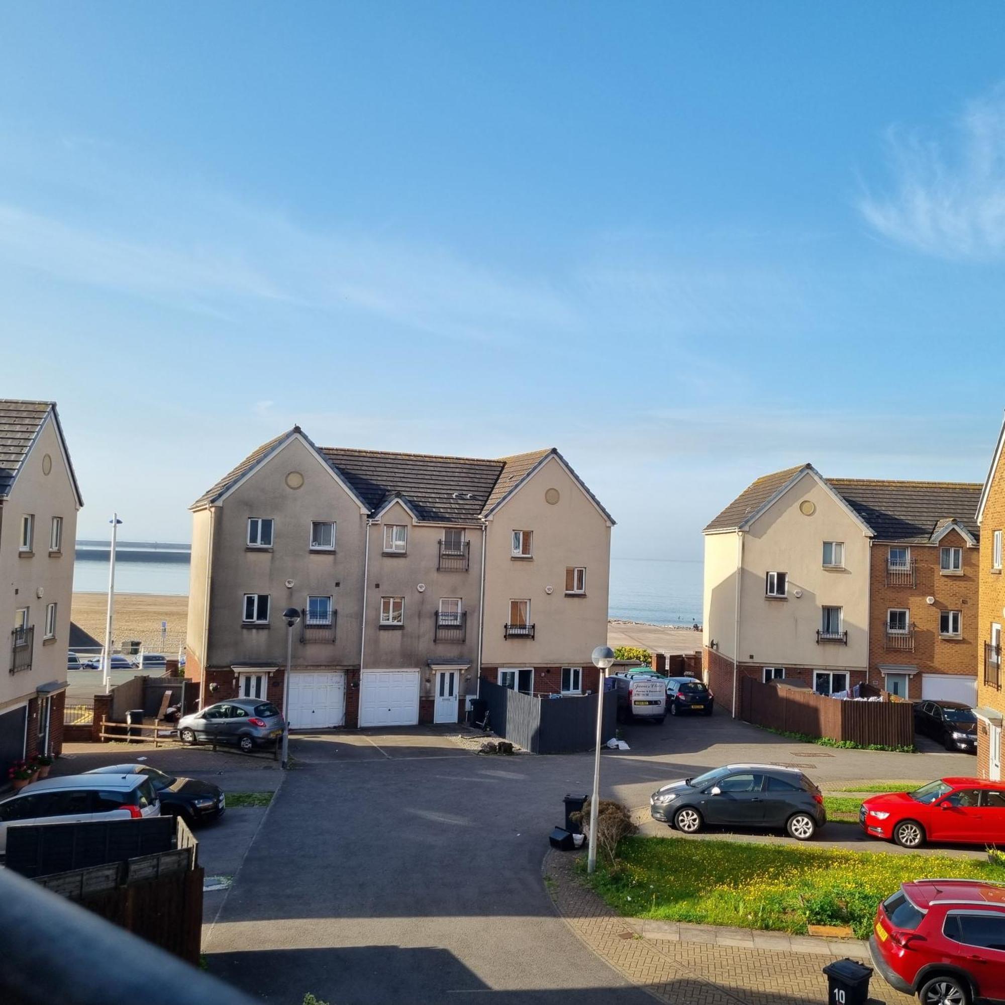 Sea Escape The Tardiis Beachfront Location Aberavon Beach Sea Views Driveway Parking Порт Толбът Екстериор снимка