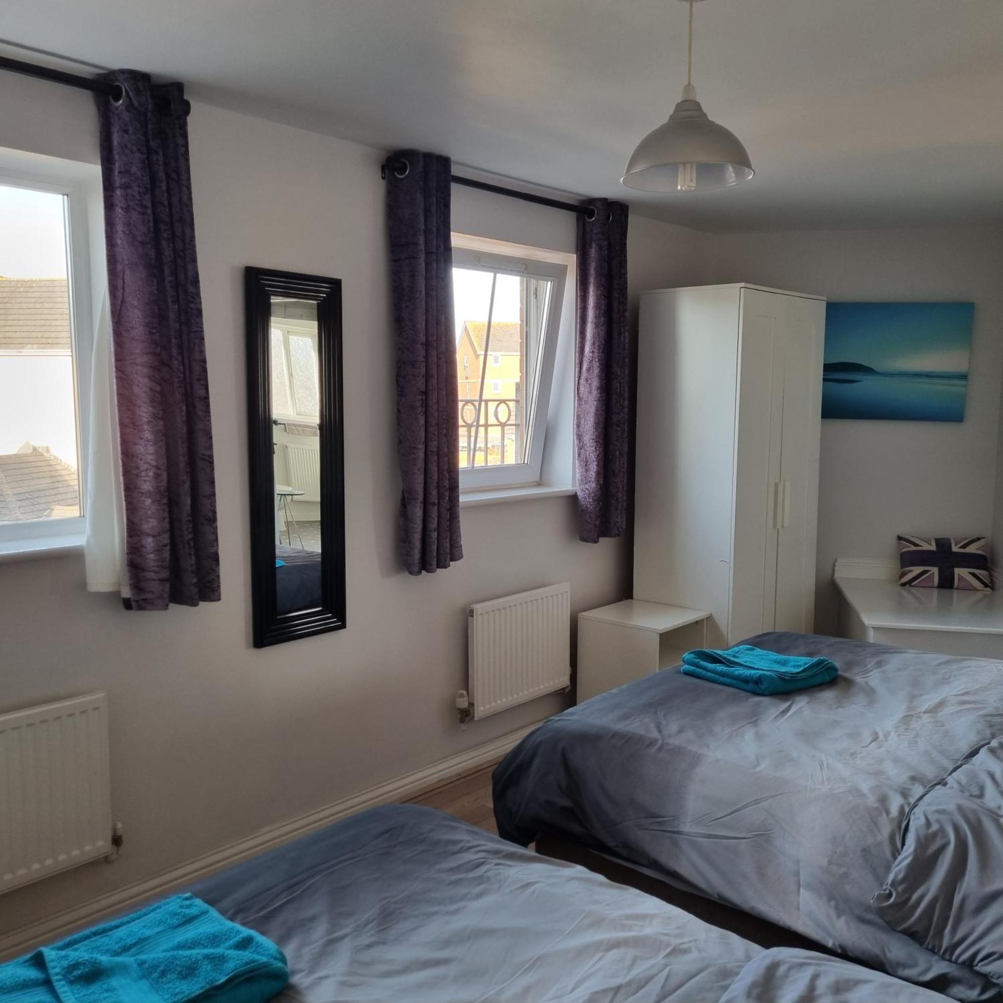 Sea Escape The Tardiis Beachfront Location Aberavon Beach Sea Views Driveway Parking Порт Толбът Екстериор снимка