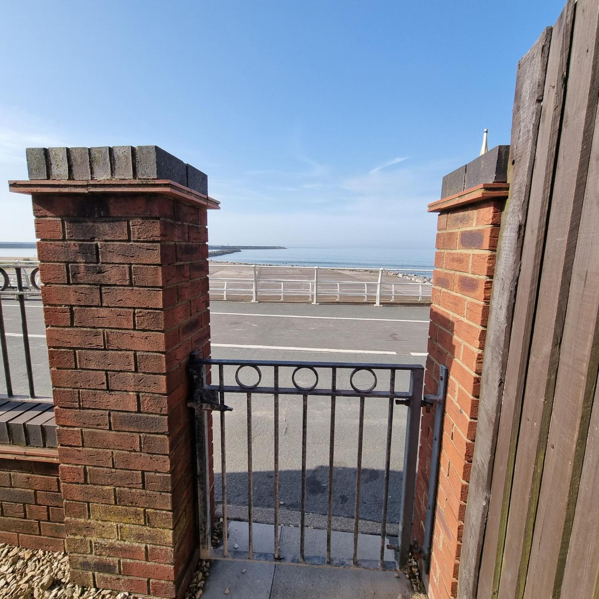 Sea Escape The Tardiis Beachfront Location Aberavon Beach Sea Views Driveway Parking Порт Толбът Екстериор снимка