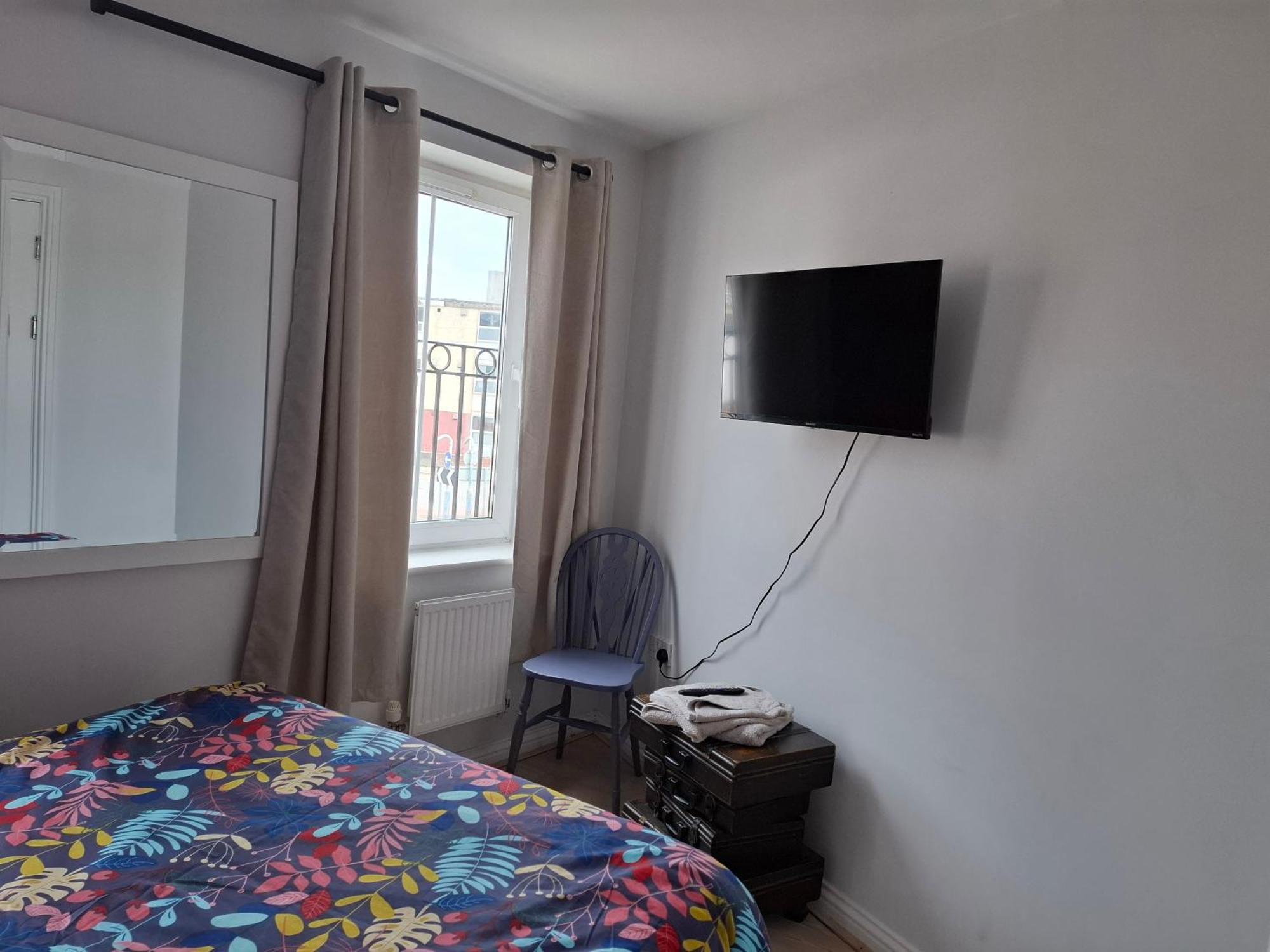 Sea Escape The Tardiis Beachfront Location Aberavon Beach Sea Views Driveway Parking Порт Толбът Екстериор снимка
