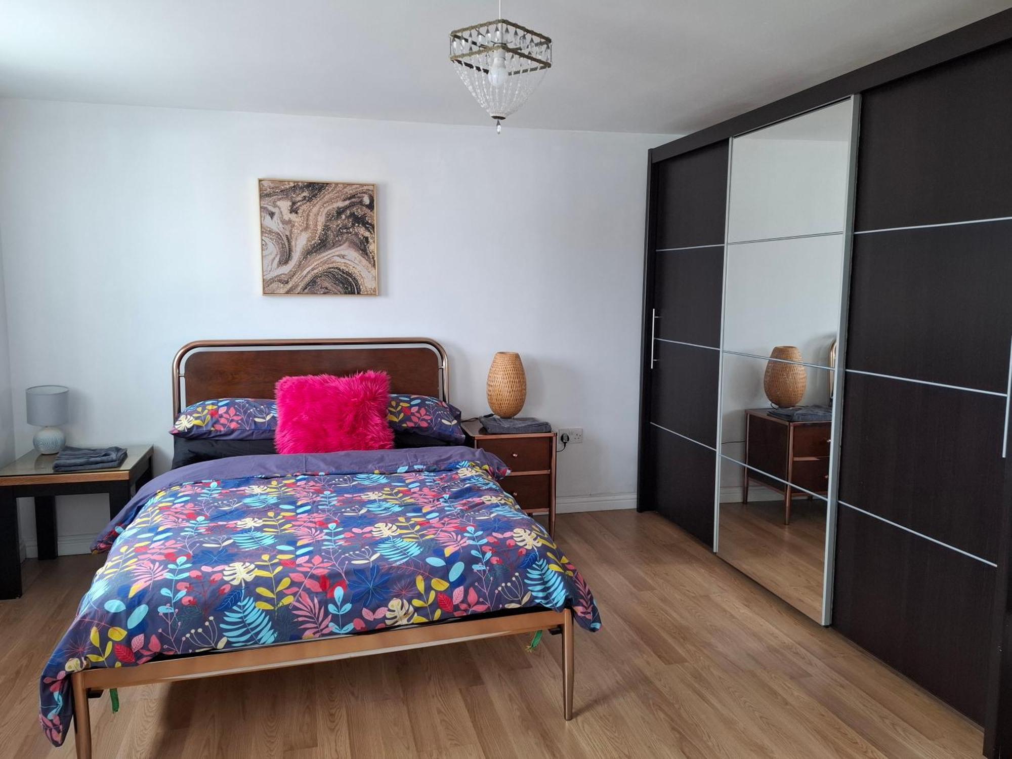 Sea Escape The Tardiis Beachfront Location Aberavon Beach Sea Views Driveway Parking Порт Толбът Екстериор снимка